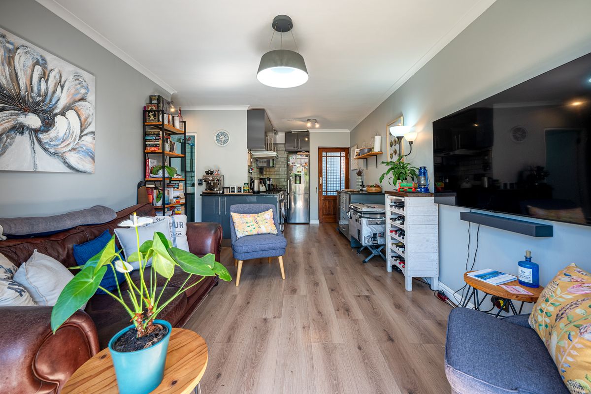 Secure 2-Bedroom And 1-Bathroom Apartment In Arum Road, Table View - Photo 2