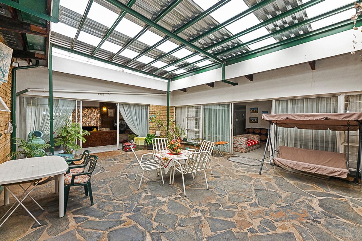 4 Bedroom House - Photo 2