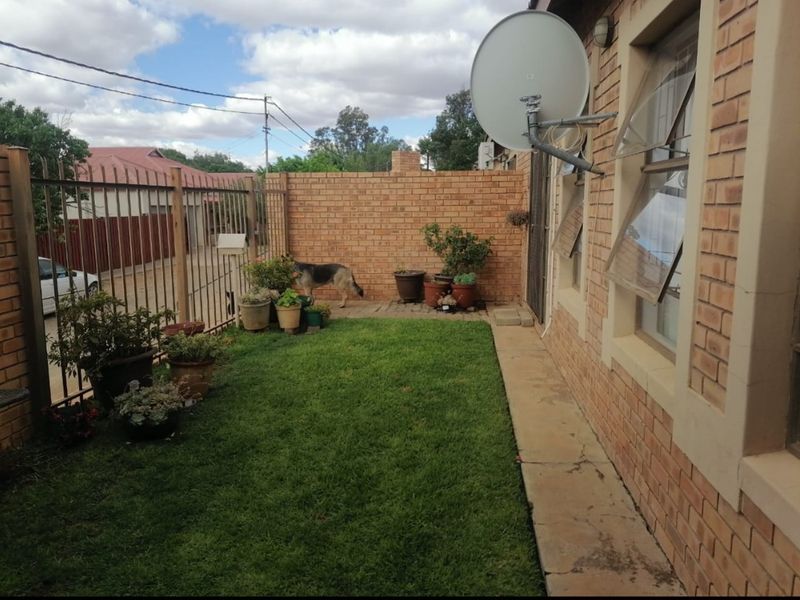 Lovely 2-Bedroom And 1-Bathroom Townhouse In Boshof - Photo 10