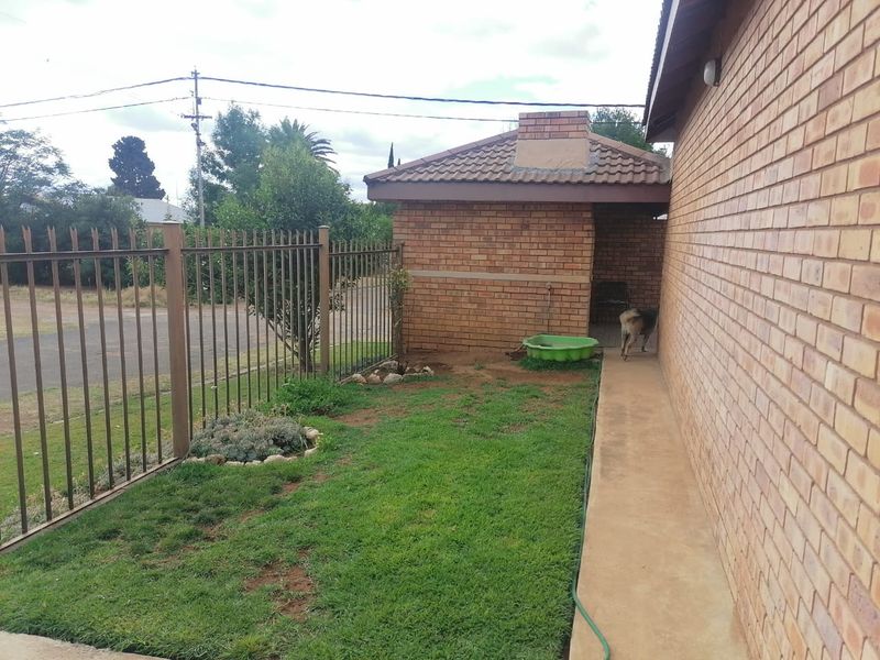 Lovely 2-Bedroom And 1-Bathroom Townhouse In Boshof - Photo 8