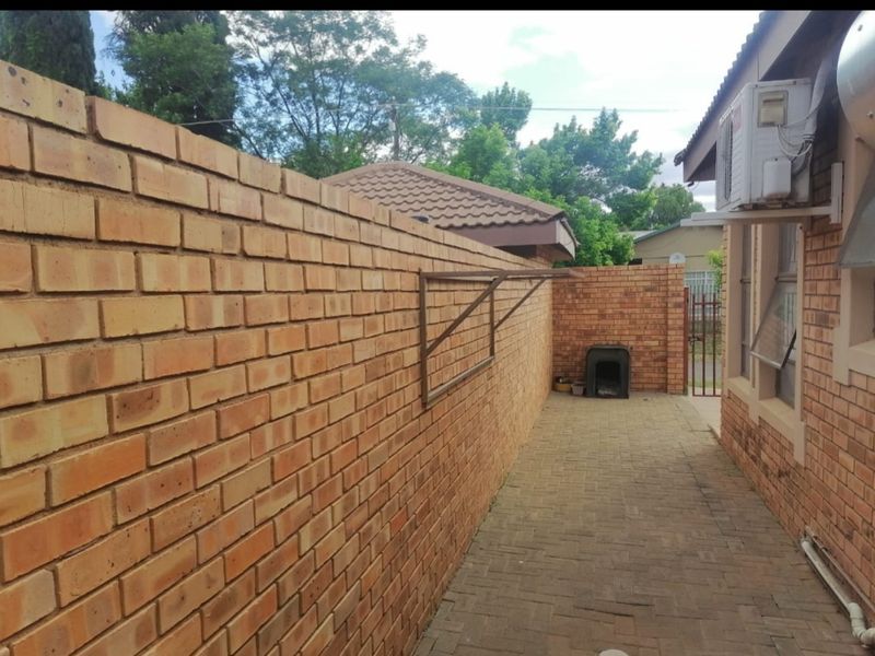 Lovely 2-Bedroom And 1-Bathroom Townhouse In Boshof - Photo 7