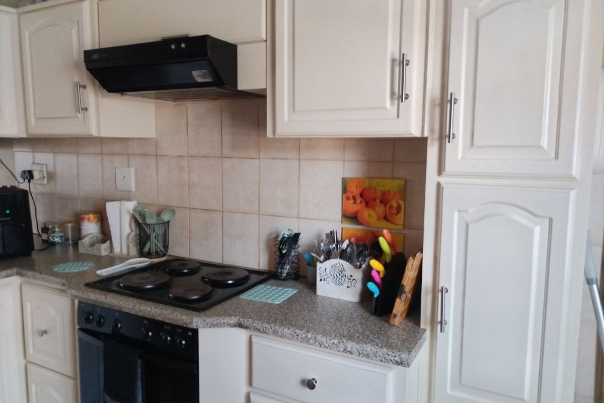 Secure 2-Bedroom House Nestled In The Safe And Serene Heatherlands Neighborhood - Photo 2