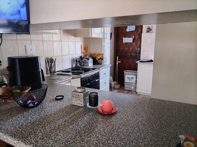 Secure 2-Bedroom House Nestled In The Safe And Serene Heatherlands Neighborhood - Photo 3