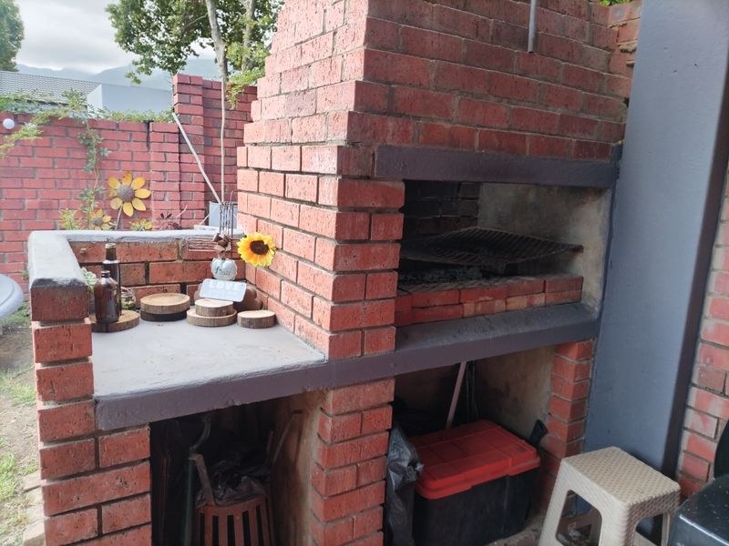 Secure 2-Bedroom House Nestled In The Safe And Serene Heatherlands Neighborhood - Photo 10