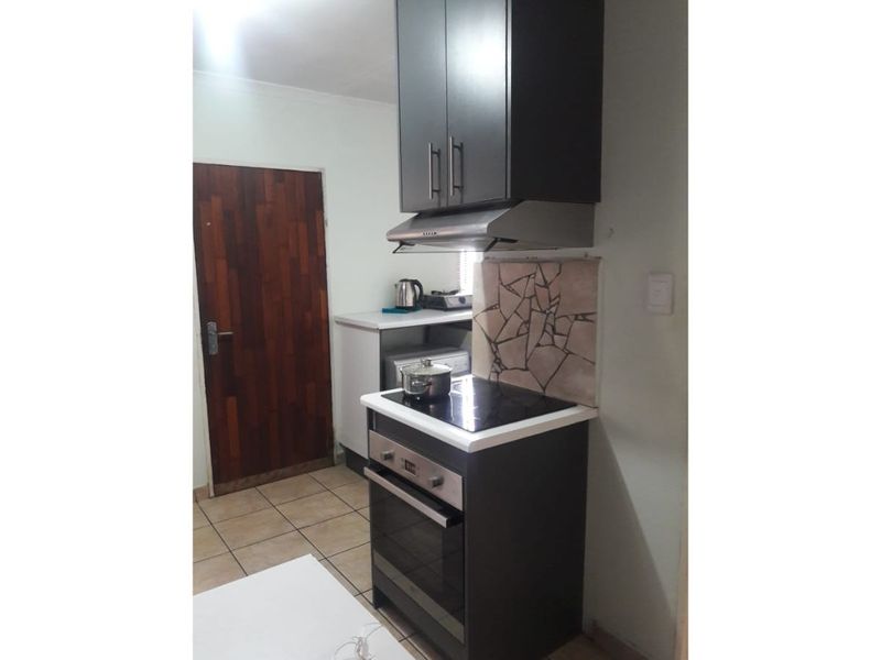 Secure 3-bedroom And 2-bathroom (main Bedroom En-suite) In Kwahlomuka House In Protea Glen - Photo 3