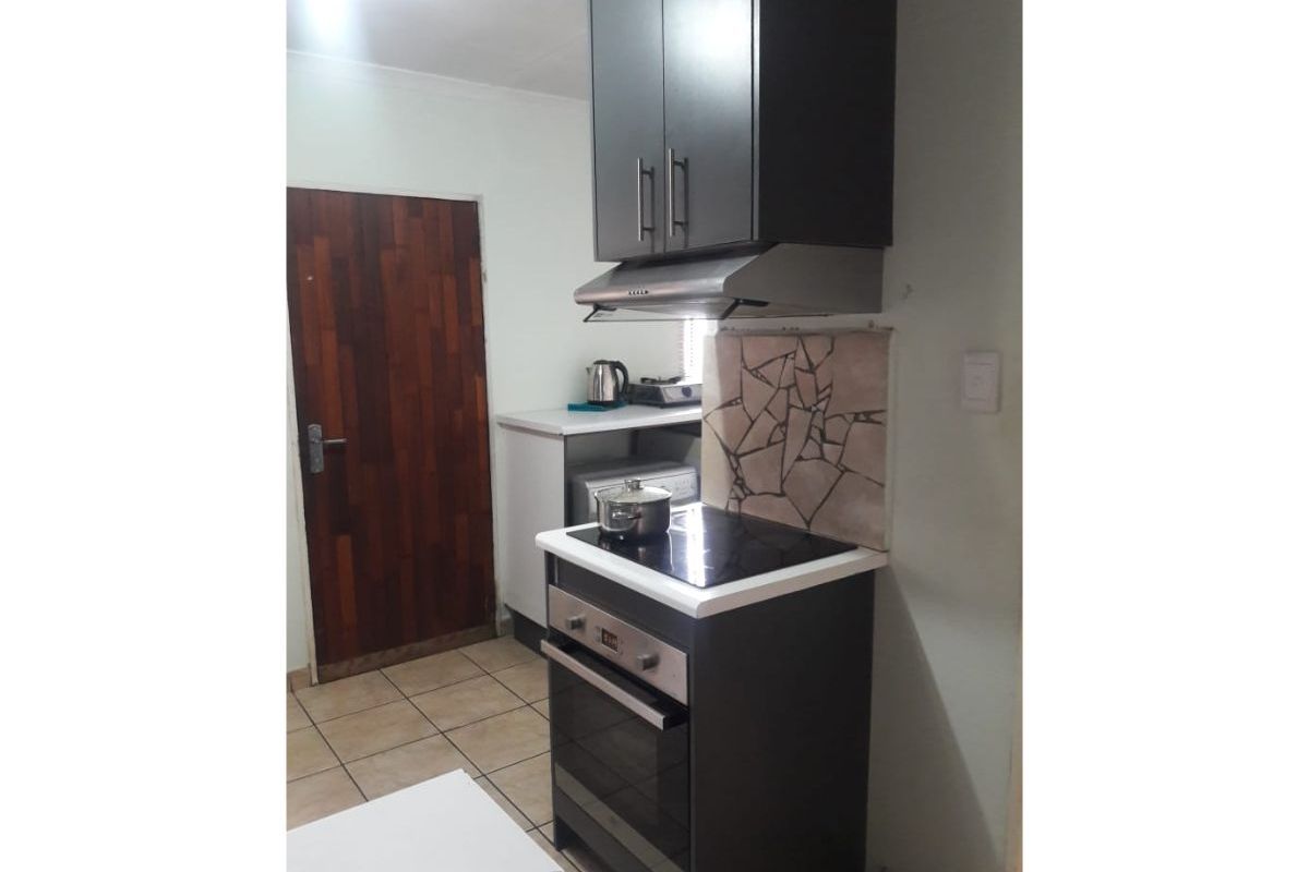 Secure 3-bedroom And 2-bathroom (main Bedroom En-suite) In Kwahlomuka House In Protea Glen - Photo 3