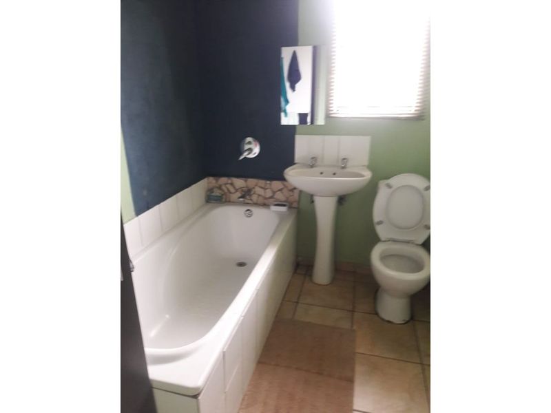 Secure 3-bedroom And 2-bathroom (main Bedroom En-suite) In Kwahlomuka House In Protea Glen - Photo 9