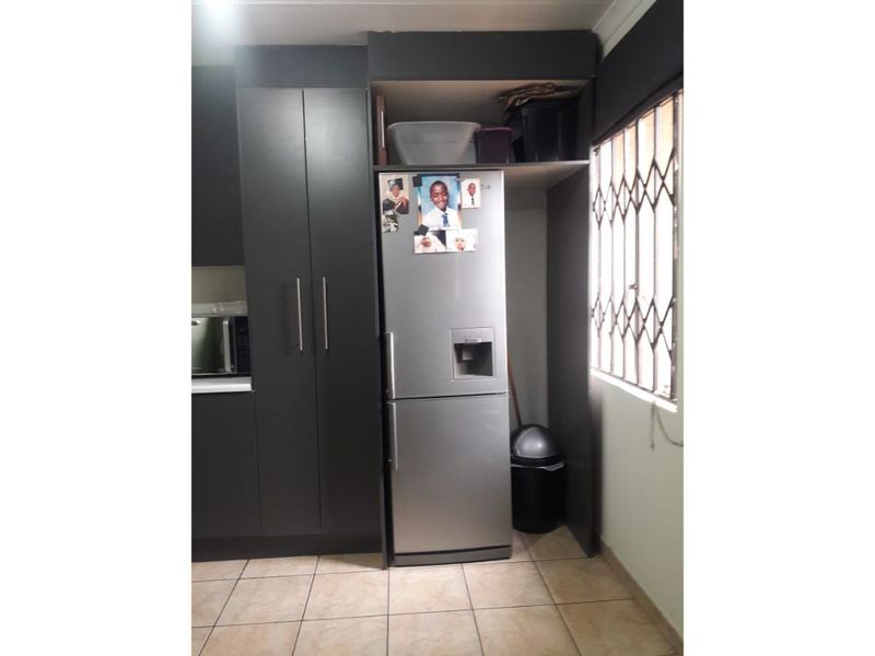 Secure 3-bedroom And 2-bathroom (main Bedroom En-suite) In Kwahlomuka House In Protea Glen - Photo 5