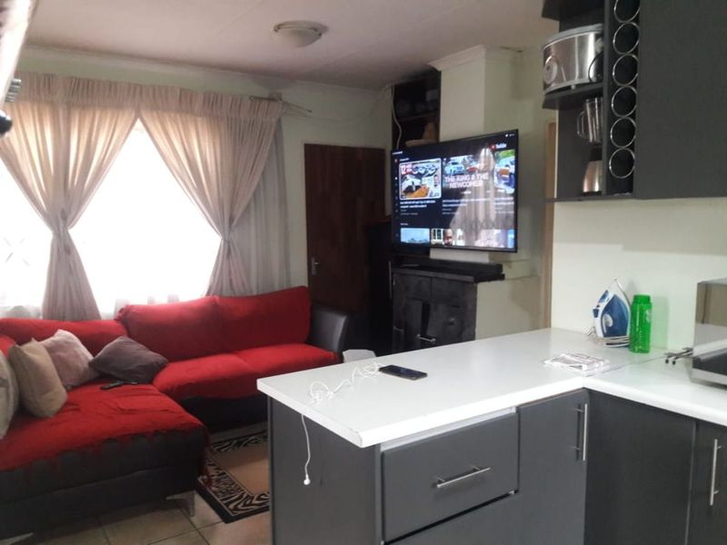 Secure 3-bedroom And 2-bathroom (main Bedroom En-suite) In Kwahlomuka House In Protea Glen - Photo 1
