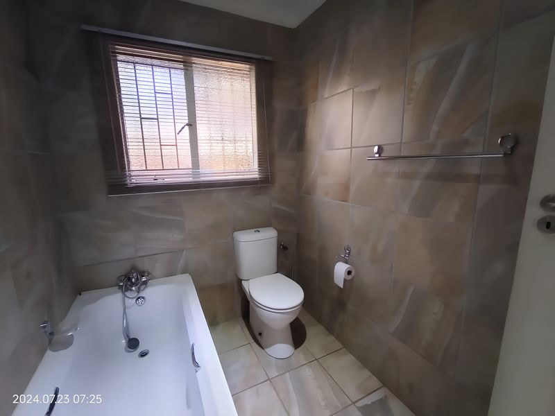 2-bedroom And 2-bathroom House With 1-bedroom And 1-bathroom Bachelors Flat In Pomona, Kempton Park - Photo 10