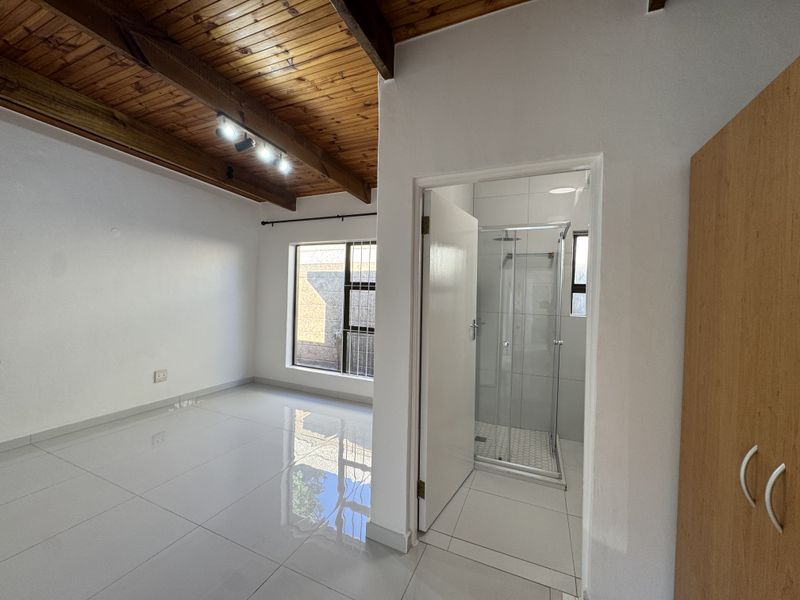 Newly Renovated 2 Bedroom House In Walking Distance To The Beach - Photo 8