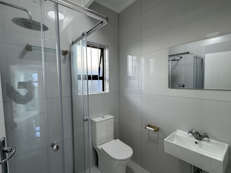 Newly Renovated 2 Bedroom House In Walking Distance To The Beach - Photo 10