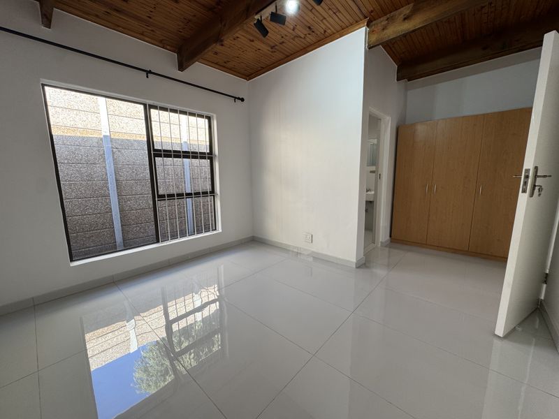 Newly Renovated 2 Bedroom House In Walking Distance To The Beach - Photo 9