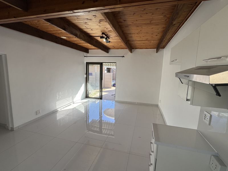 Newly Renovated 2 Bedroom House In Walking Distance To The Beach - Photo 2