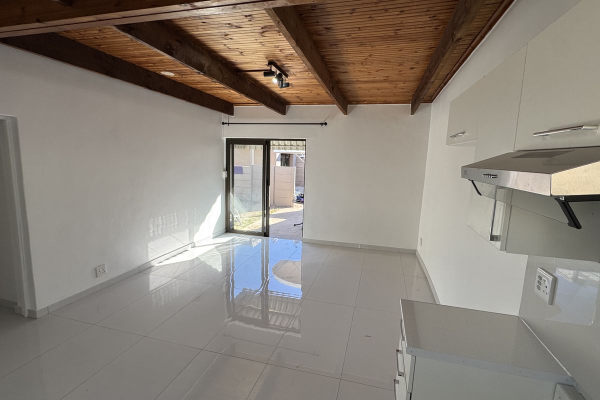 Newly Renovated 2 Bedroom House In Walking Distance To The Beach - Photo 2