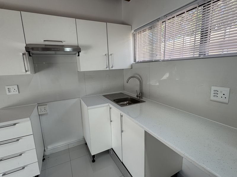 Newly Renovated 2 Bedroom House In Walking Distance To The Beach - Photo 3