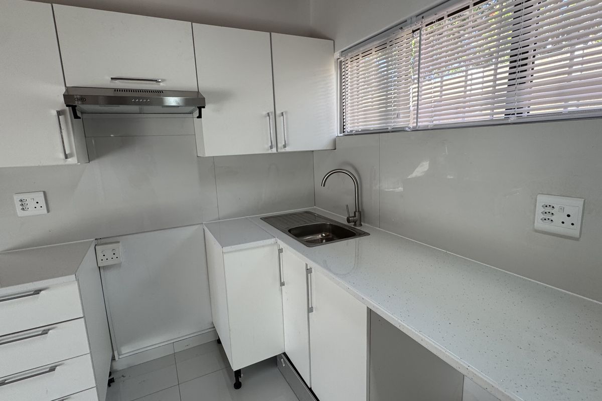 Newly Renovated 2 Bedroom House In Walking Distance To The Beach - Photo 3
