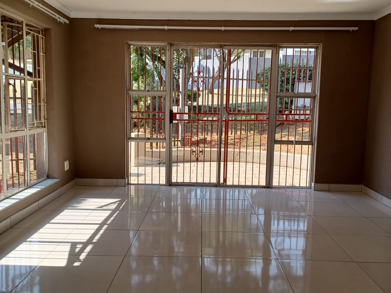 Specious 4 Bedroom And 2 Bath House In Ridgeway, Johannesburg - Photo 9