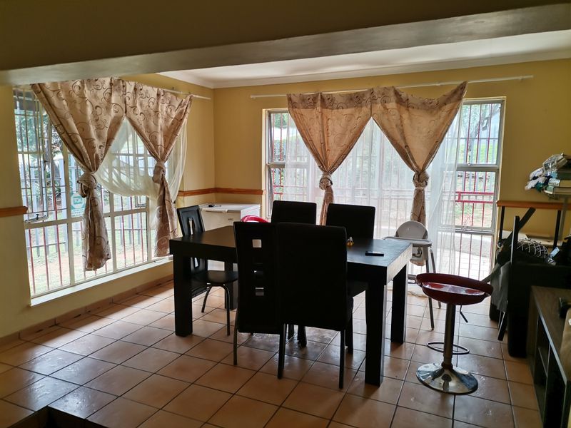 Specious 4 Bedroom And 2 Bath House In Ridgeway, Johannesburg - Photo 10