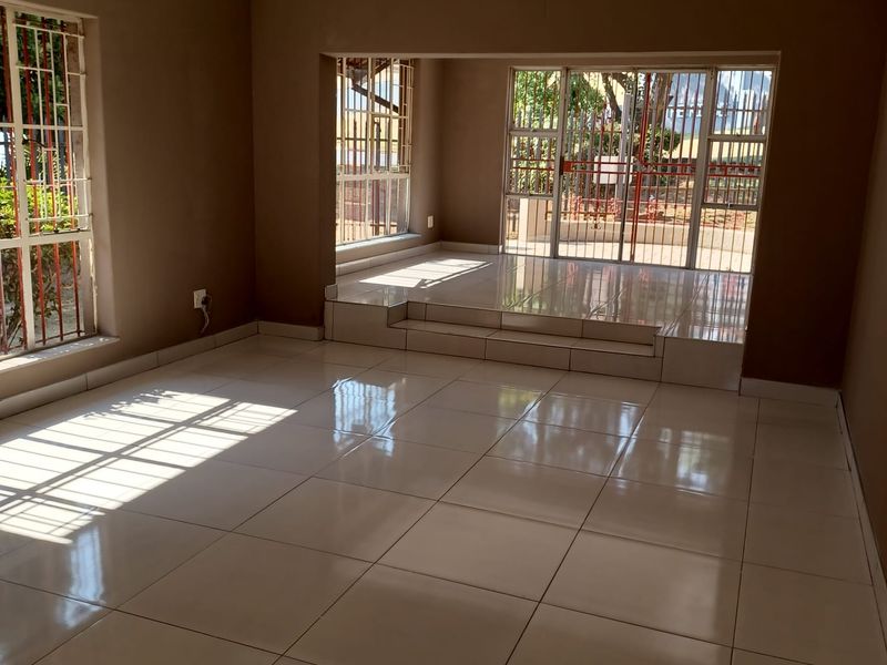 Specious 4 Bedroom And 2 Bath House In Ridgeway, Johannesburg - Photo 8