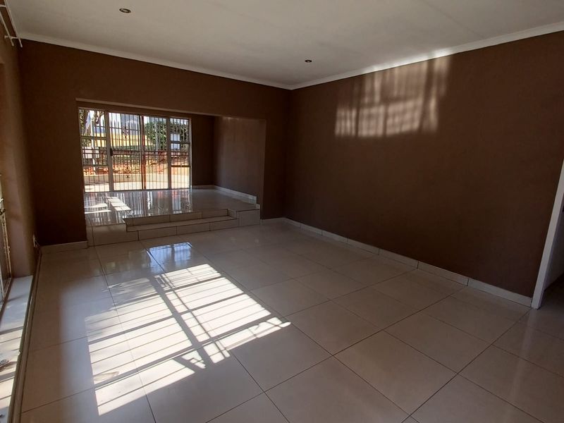 Specious 4 Bedroom And 2 Bath House In Ridgeway, Johannesburg - Photo 7