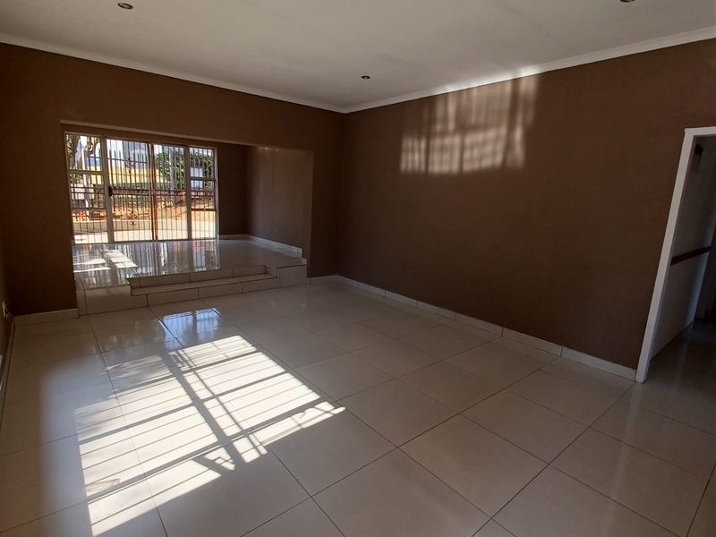 Specious 4 Bedroom And 2 Bath House In Ridgeway, Johannesburg - Photo 6