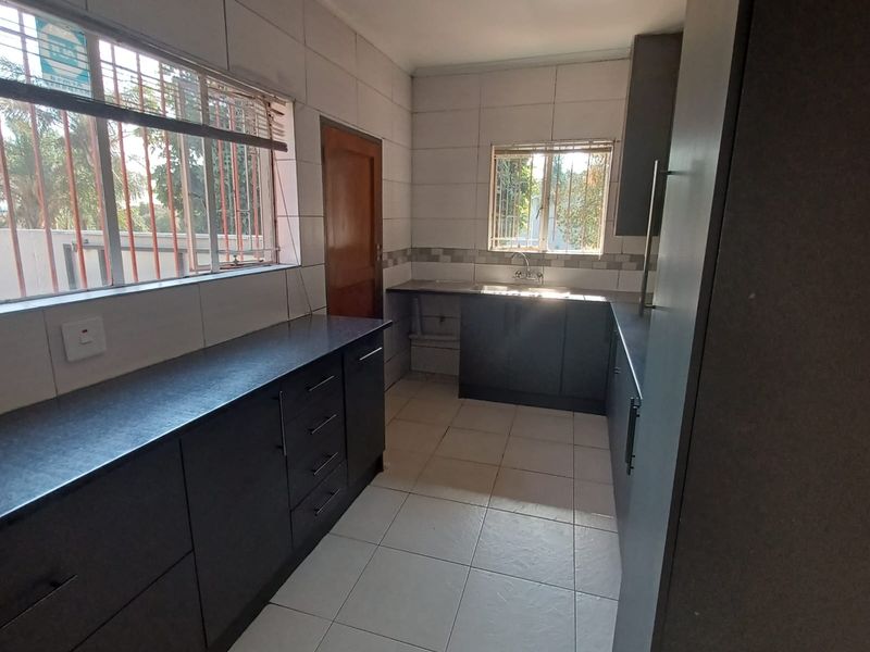 Specious 4 Bedroom And 2 Bath House In Ridgeway, Johannesburg - Photo 3