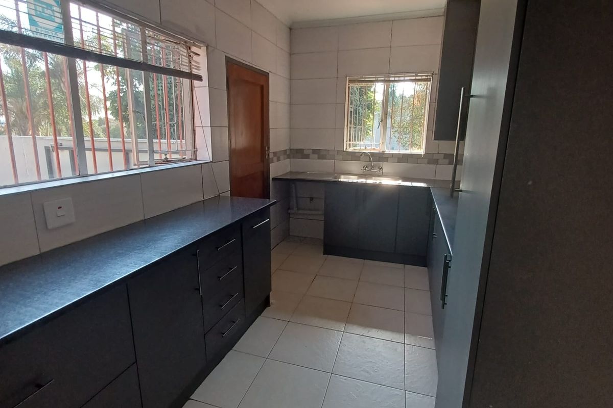 Specious 4 Bedroom And 2 Bath House In Ridgeway, Johannesburg - Photo 3