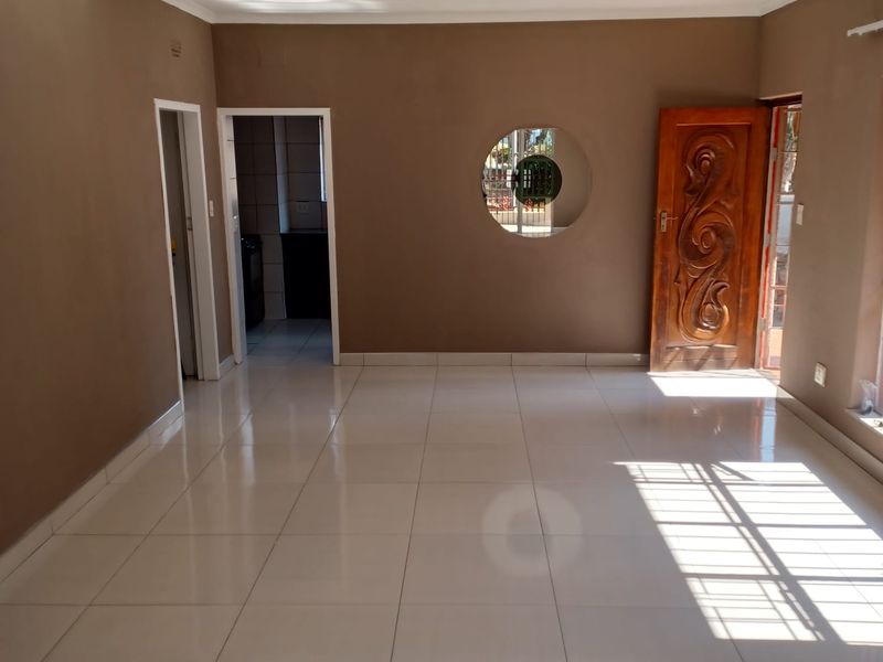 Specious 4 Bedroom And 2 Bath House In Ridgeway, Johannesburg - Photo 5