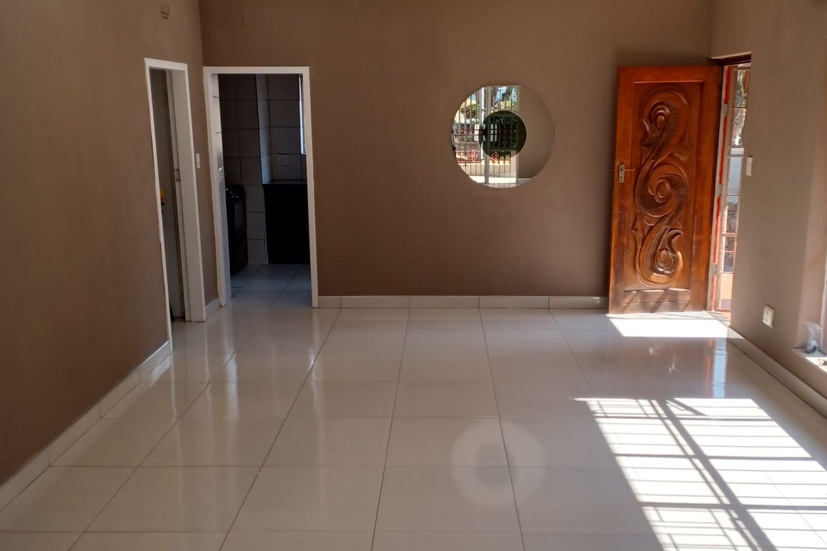 Specious 4 Bedroom And 2 Bath House In Ridgeway, Johannesburg - Photo 5