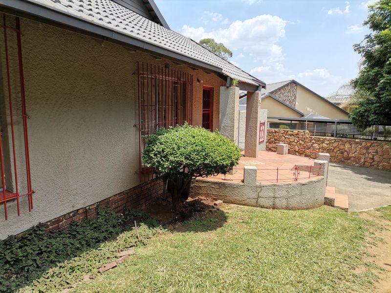 Specious 4 Bedroom And 2 Bath House In Ridgeway, Johannesburg - Photo 2