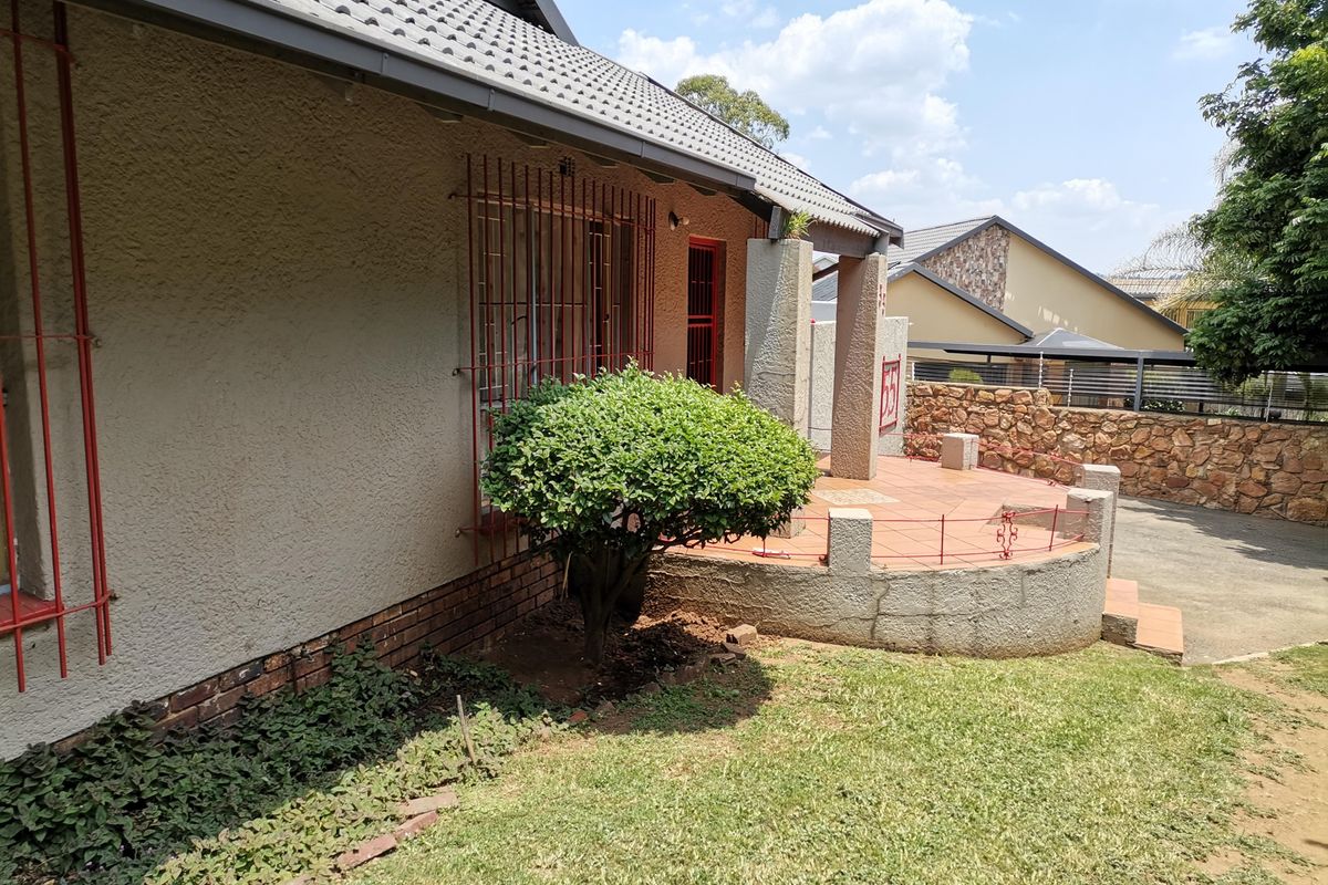 Specious 4 Bedroom And 2 Bath House In Ridgeway, Johannesburg - Photo 2
