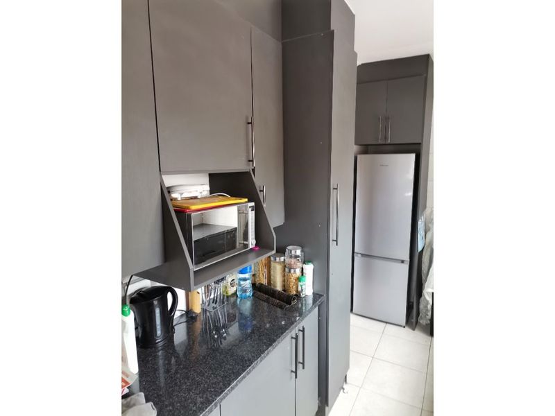 Specious 4 Bedroom And 2 Bath House In Ridgeway, Johannesburg - Photo 4