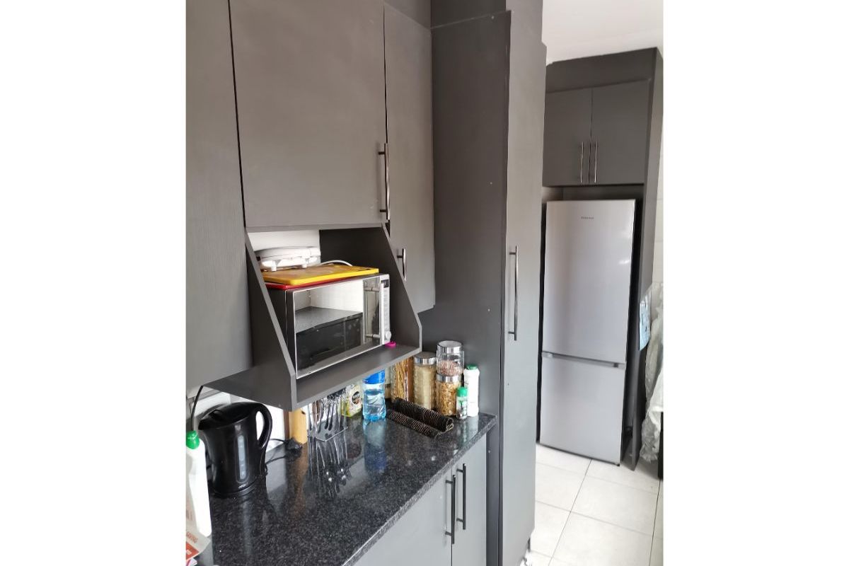 Specious 4 Bedroom And 2 Bath House In Ridgeway, Johannesburg - Photo 4