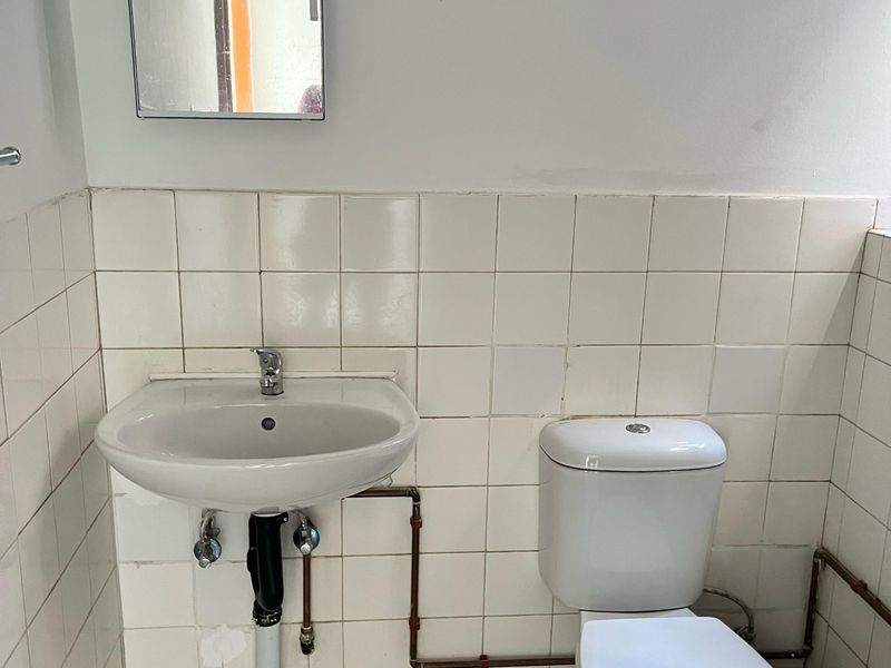 Secure 2-Bedroom And 1-Bathroom Apartment In Rietfontein Road, Primrose - Photo 9