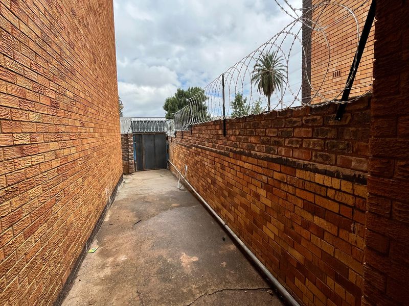 Secure 2-Bedroom And 1-Bathroom Apartment In Rietfontein Road, Primrose - Photo 10