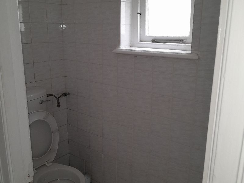 Spacious 1-bedroom And 1-bath  Ground Floor Apartment In Sea Point - Photo 7