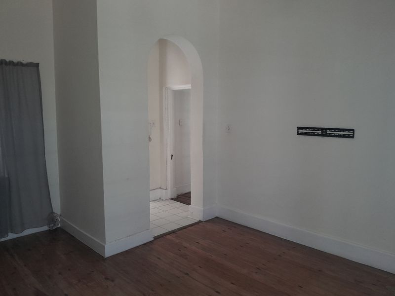 Spacious 1-bedroom And 1-bath  Ground Floor Apartment In Sea Point - Photo 6