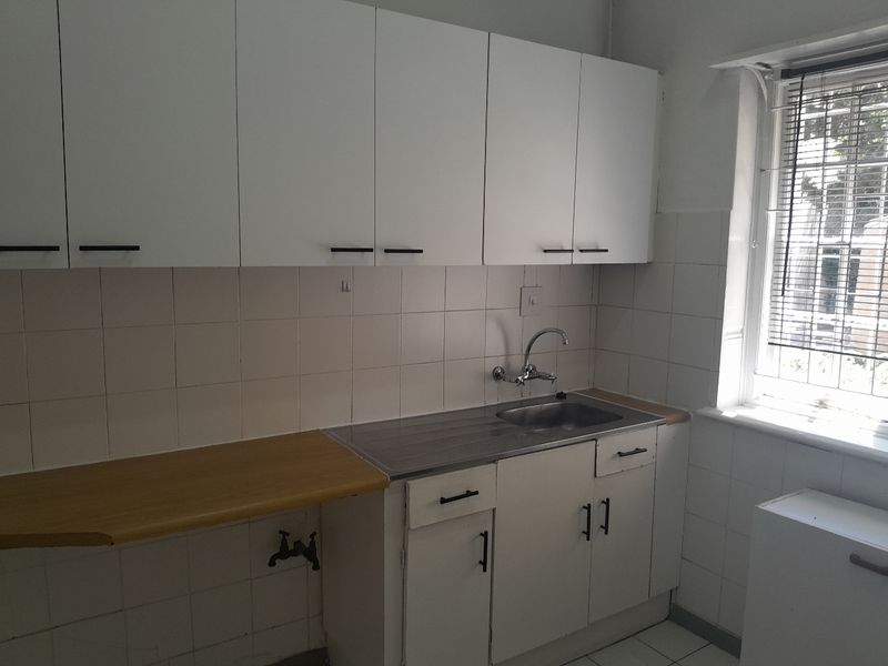 Spacious 1-bedroom And 1-bath  Ground Floor Apartment In Sea Point - Photo 2