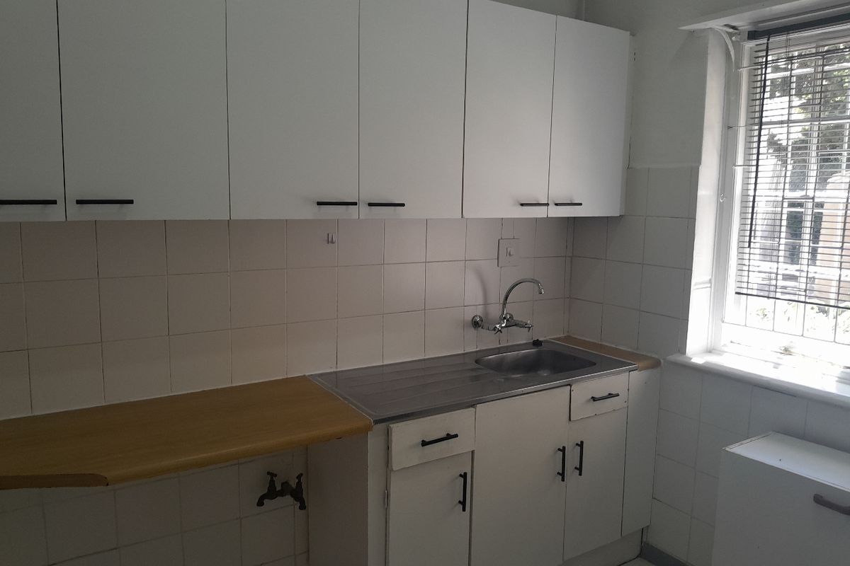 Spacious 1-bedroom And 1-bath  Ground Floor Apartment In Sea Point - Photo 2