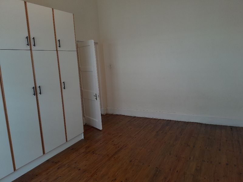 Spacious 1-bedroom And 1-bath  Ground Floor Apartment In Sea Point - Photo 5