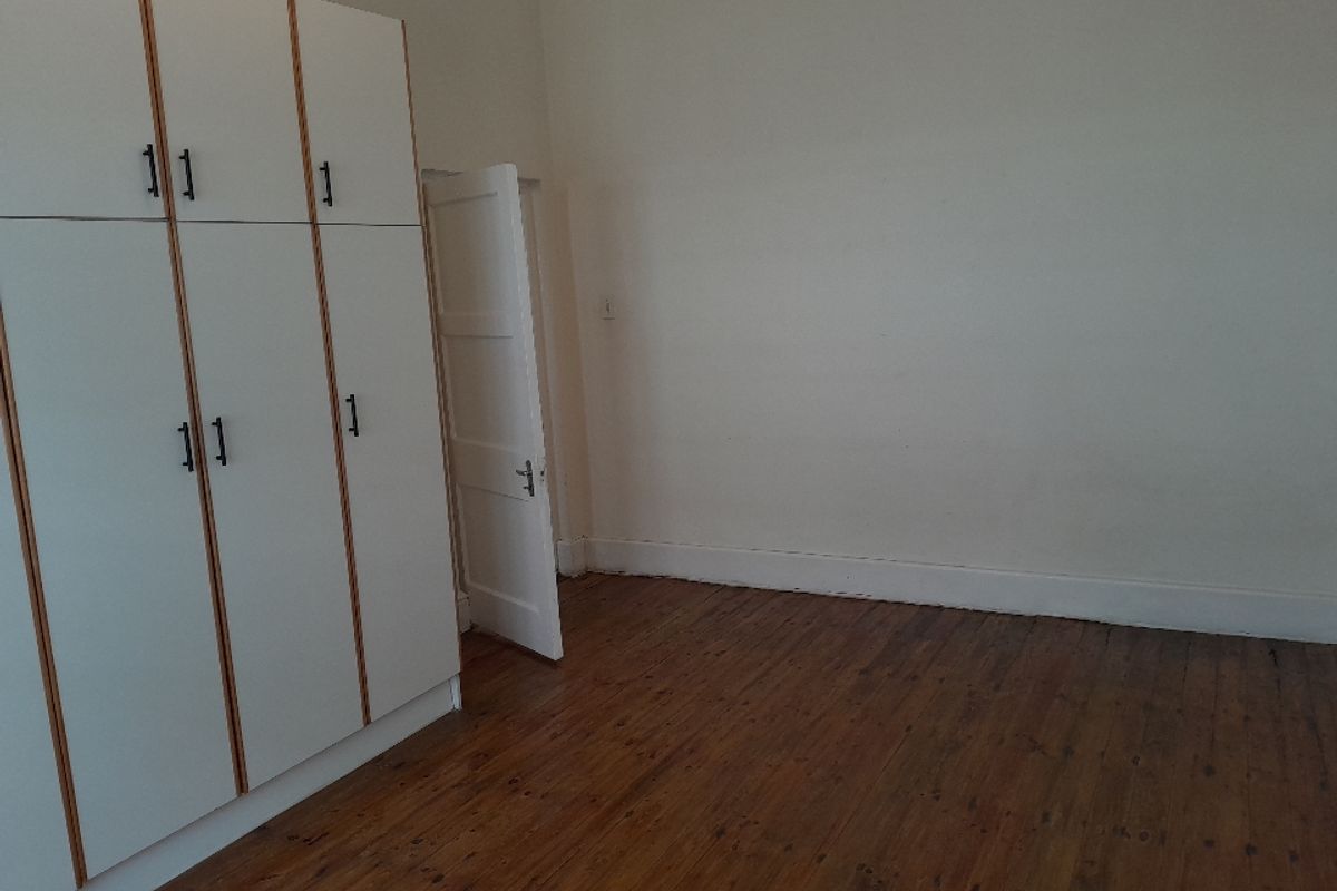 Spacious 1-bedroom And 1-bath  Ground Floor Apartment In Sea Point - Photo 5