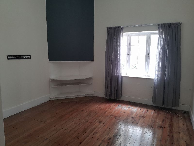 Spacious 1-bedroom And 1-bath  Ground Floor Apartment In Sea Point - Photo 4