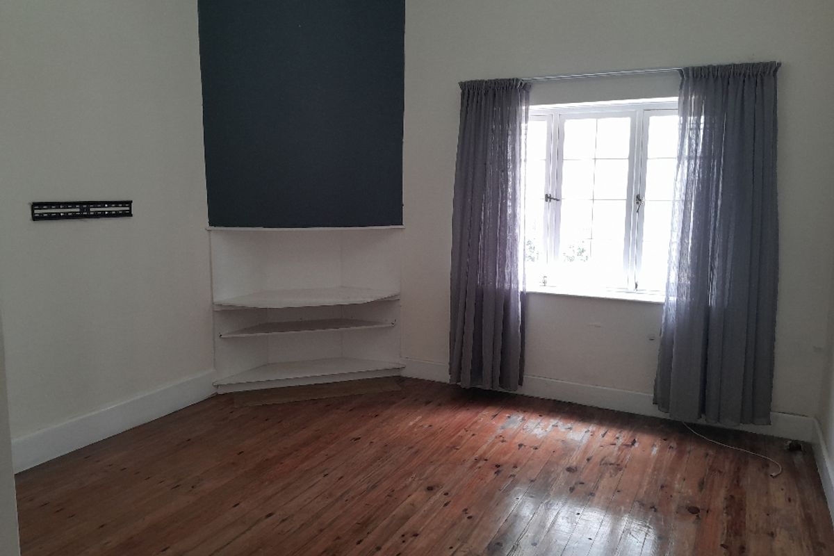 Spacious 1-bedroom And 1-bath  Ground Floor Apartment In Sea Point - Photo 4