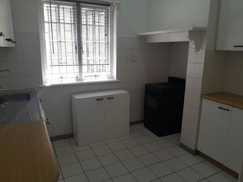 Spacious 1-bedroom And 1-bath  Ground Floor Apartment In Sea Point - Photo 3