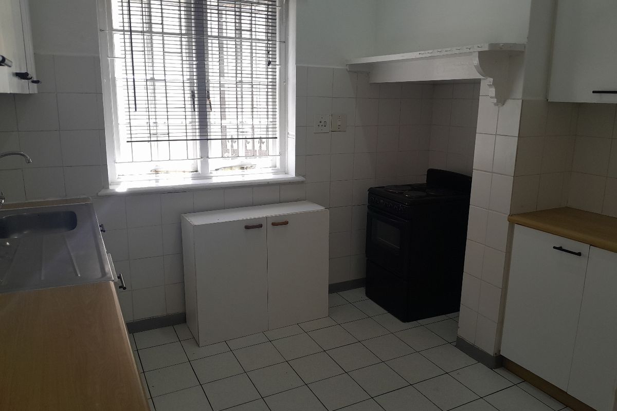 Spacious 1-bedroom And 1-bath  Ground Floor Apartment In Sea Point - Photo 3