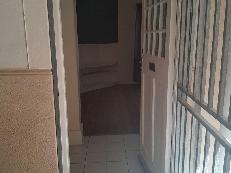 Spacious 1-bedroom And 1-bath  Ground Floor Apartment In Sea Point - Photo 10