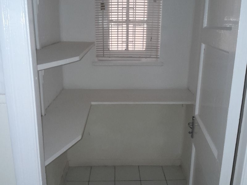 Spacious 1-bedroom And 1-bath  Ground Floor Apartment In Sea Point - Photo 8