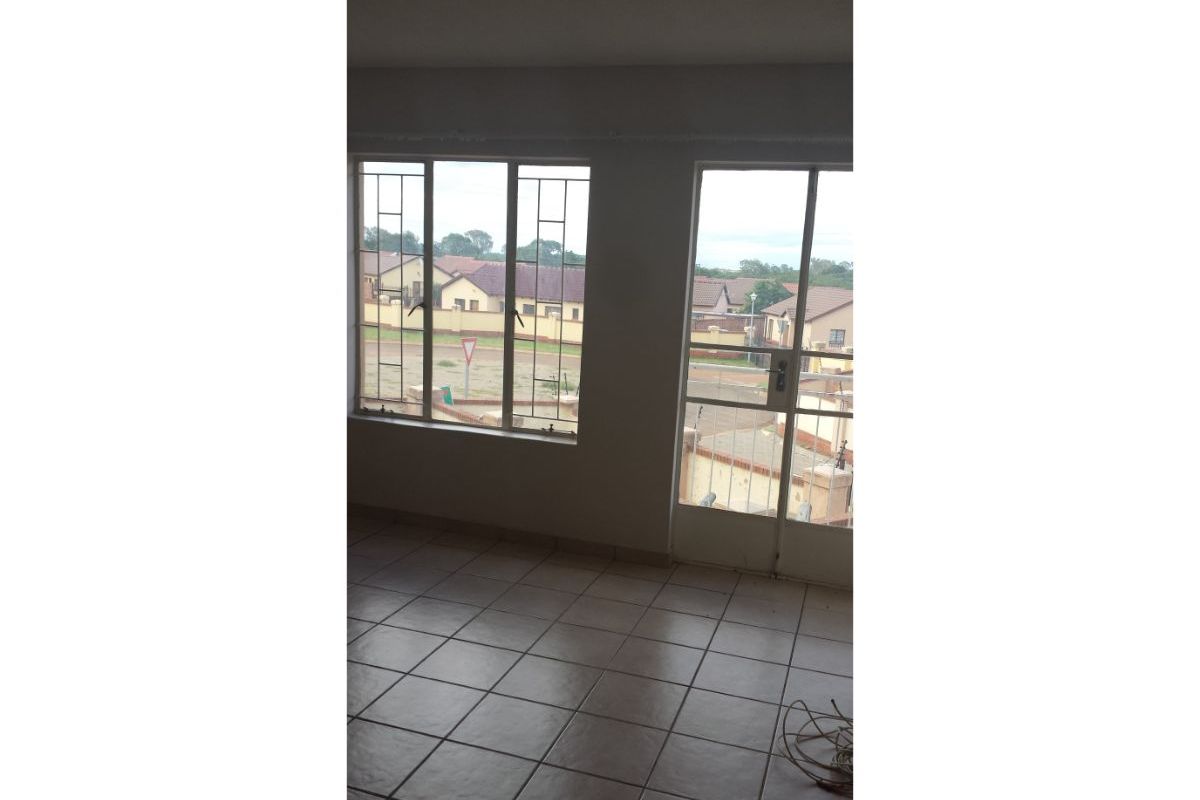 Beautiful 2 Bedroom And 1 Bath Flat At The Orchards, Pretoria North - Photo 4