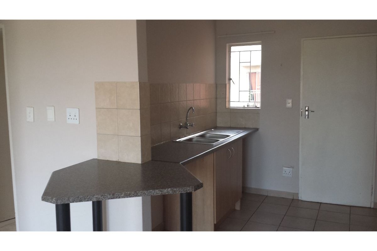 Beautiful 2 Bedroom And 1 Bath Flat At The Orchards, Pretoria North - Photo 3